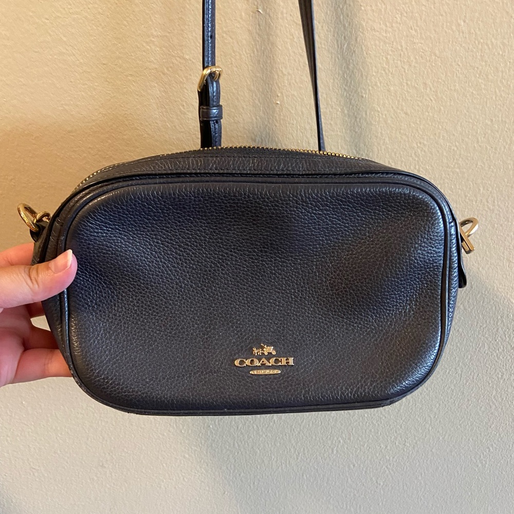 Coach crossbody bag in grey. Small crossbody bag with zipper.